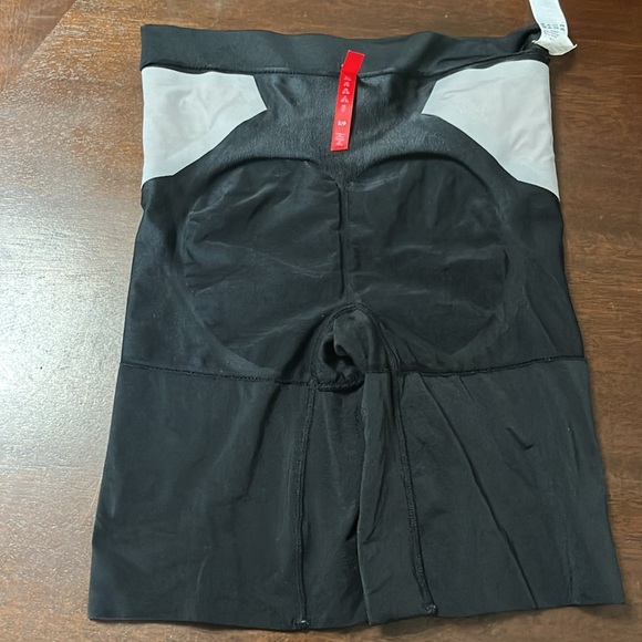 SPANX womens Shapewear for Women Oncore High-waisted Mid-thigh Short - Picture 9 of 9